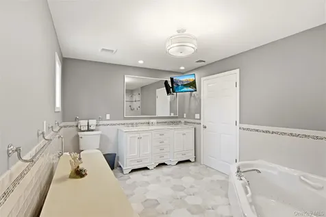 1 Geoffrey Avenue Syosset NY 11791