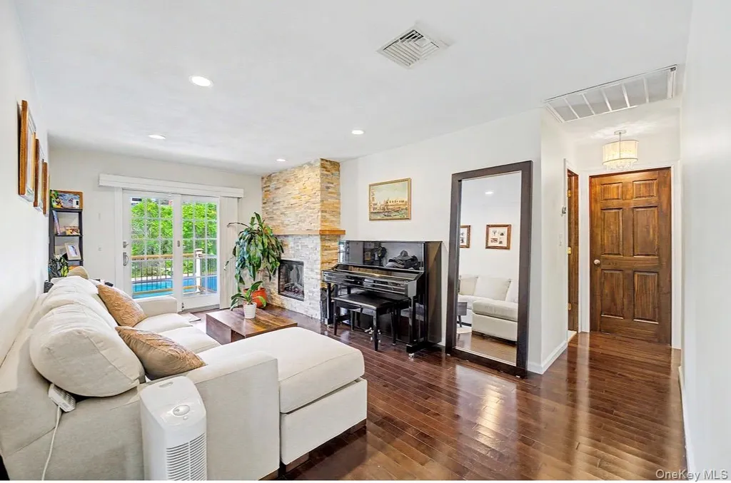 9 Cortland Avenue Jericho NY 11753