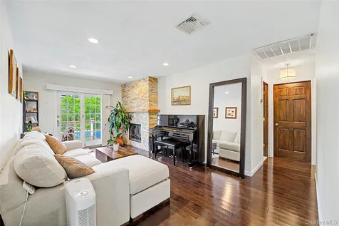9 Cortland Avenue Jericho NY 11753