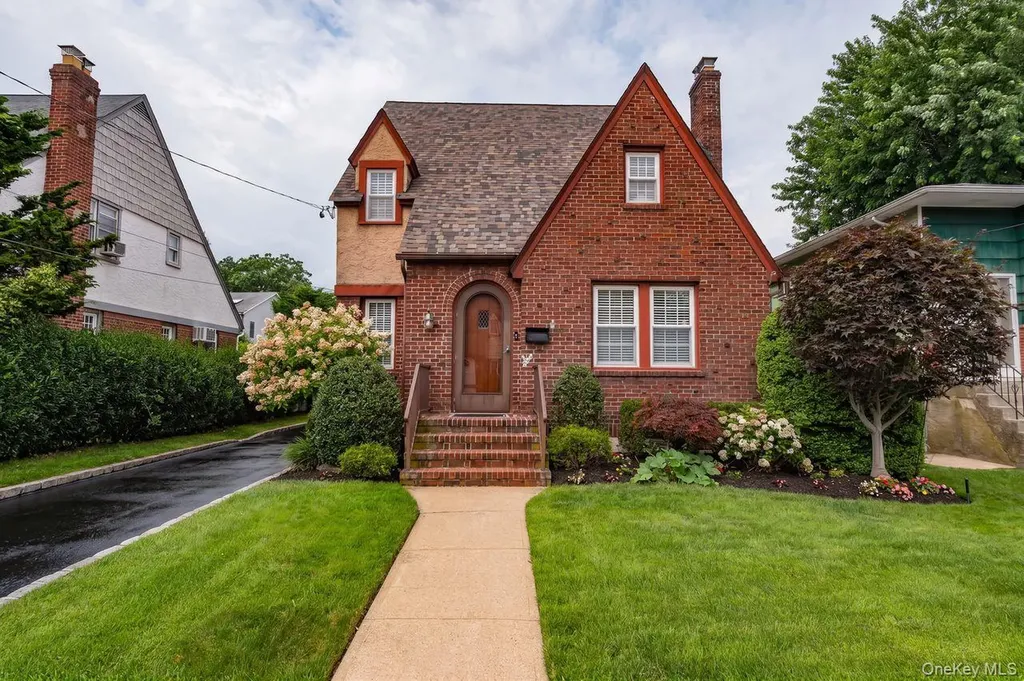 6 Troy Place Merrick NY 11566