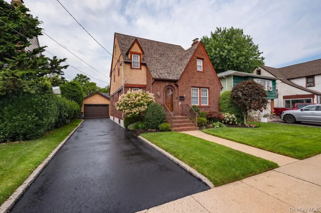 6 Troy Place Merrick NY 11566