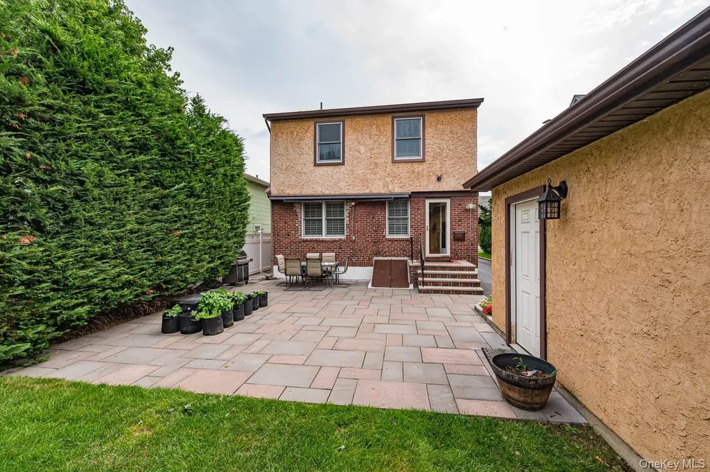 6 Troy Place Merrick NY 11566