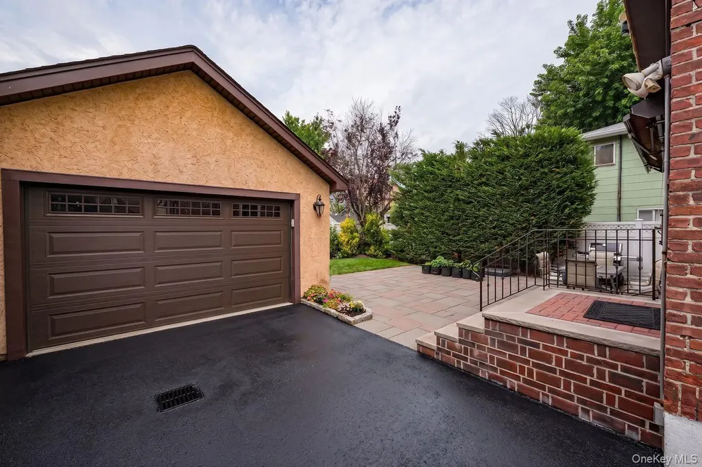 6 Troy Place Merrick NY 11566