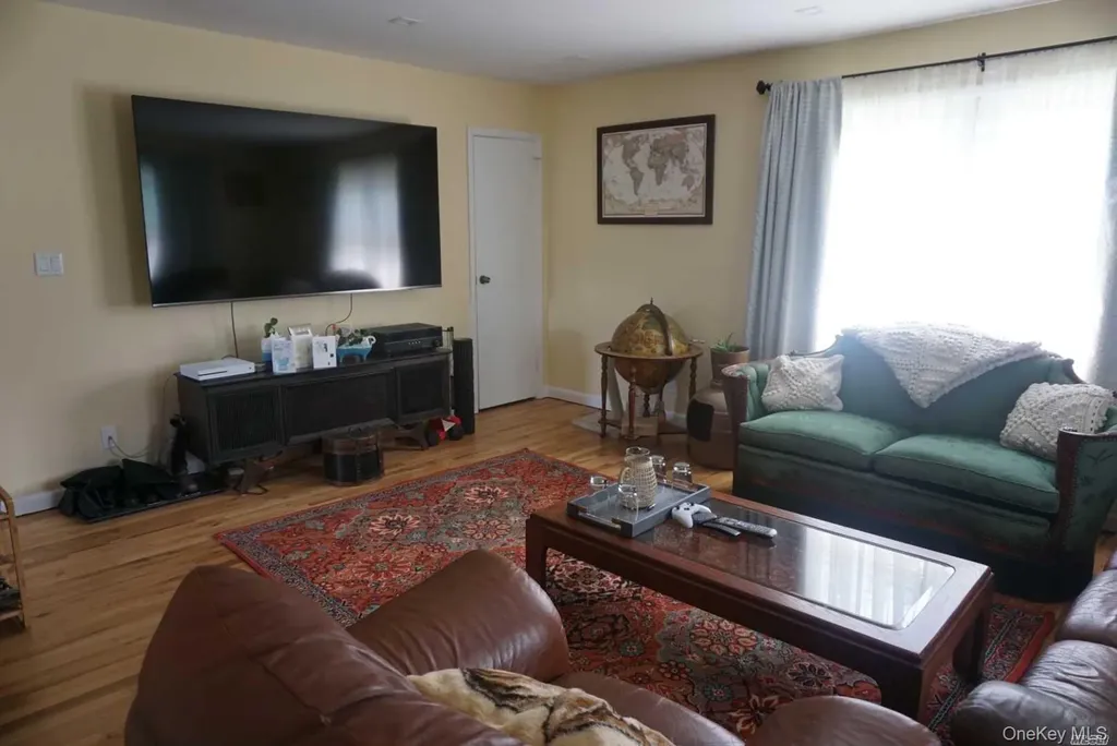 8 Hallock Street Farmingdale NY 11735