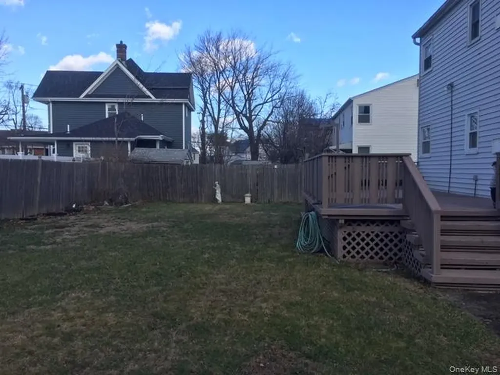 8 Hallock Street Farmingdale NY 11735