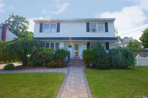 8 Hallock Street Farmingdale NY 11735