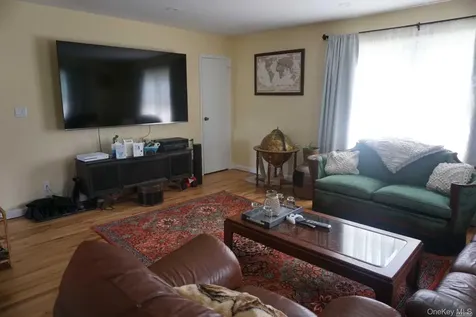 8 Hallock Street Farmingdale NY 11735