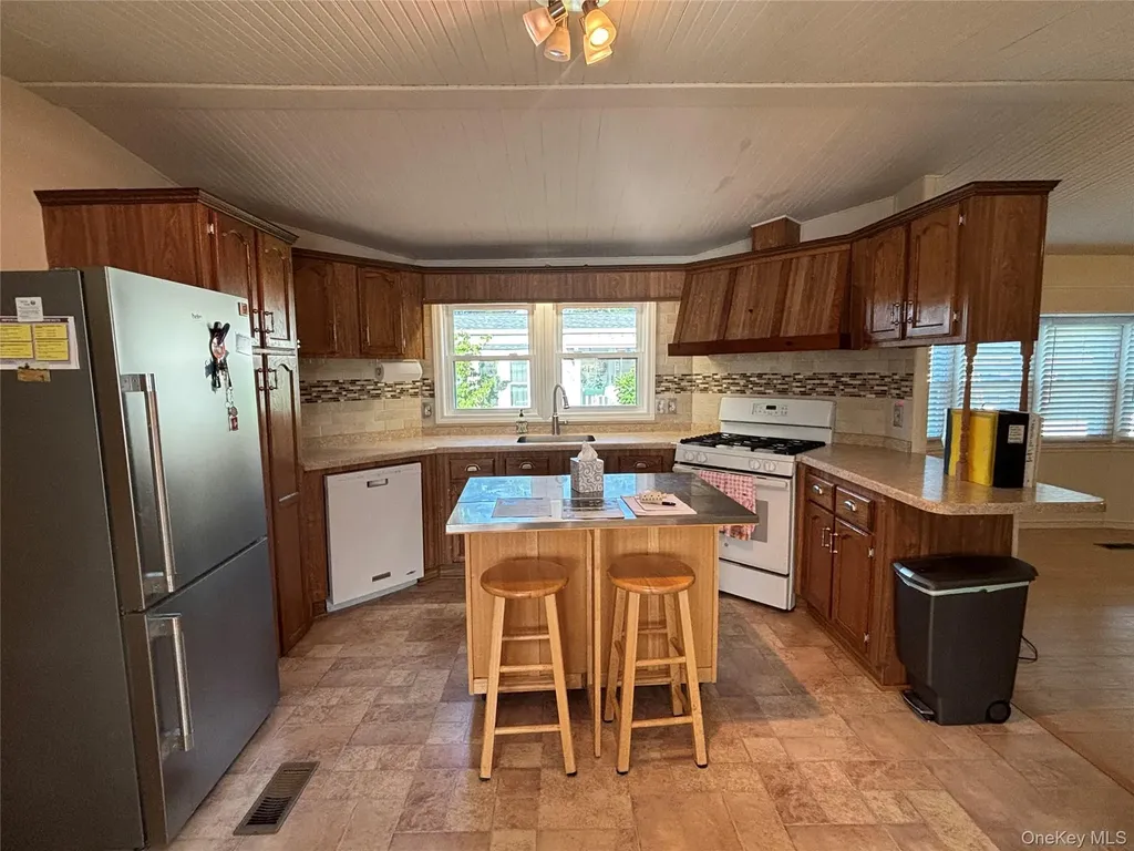 1661 Old Country Road Riverhead NY 11901