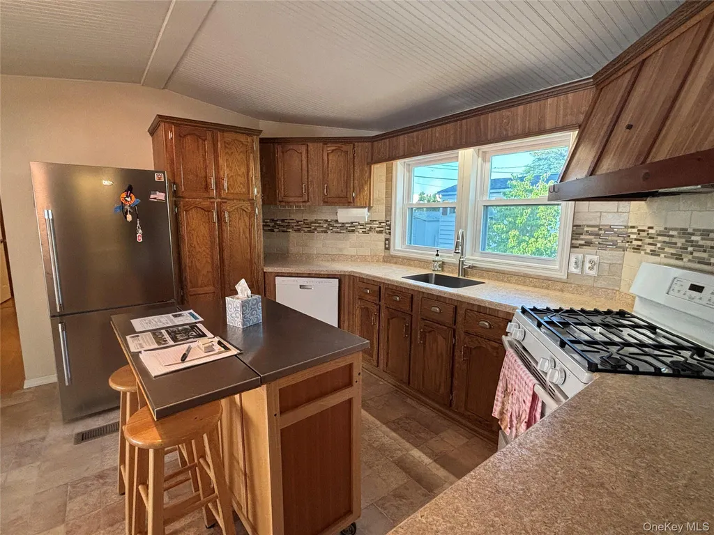 1661 Old Country Road Riverhead NY 11901