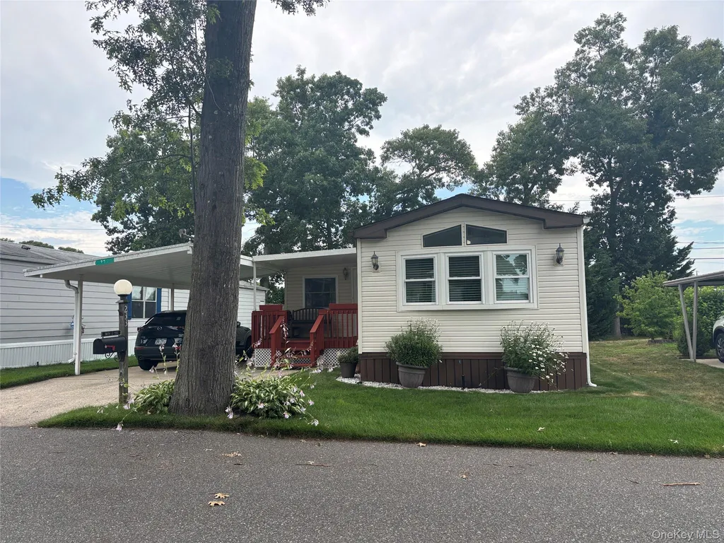 1661 Old Country Road Riverhead NY 11901