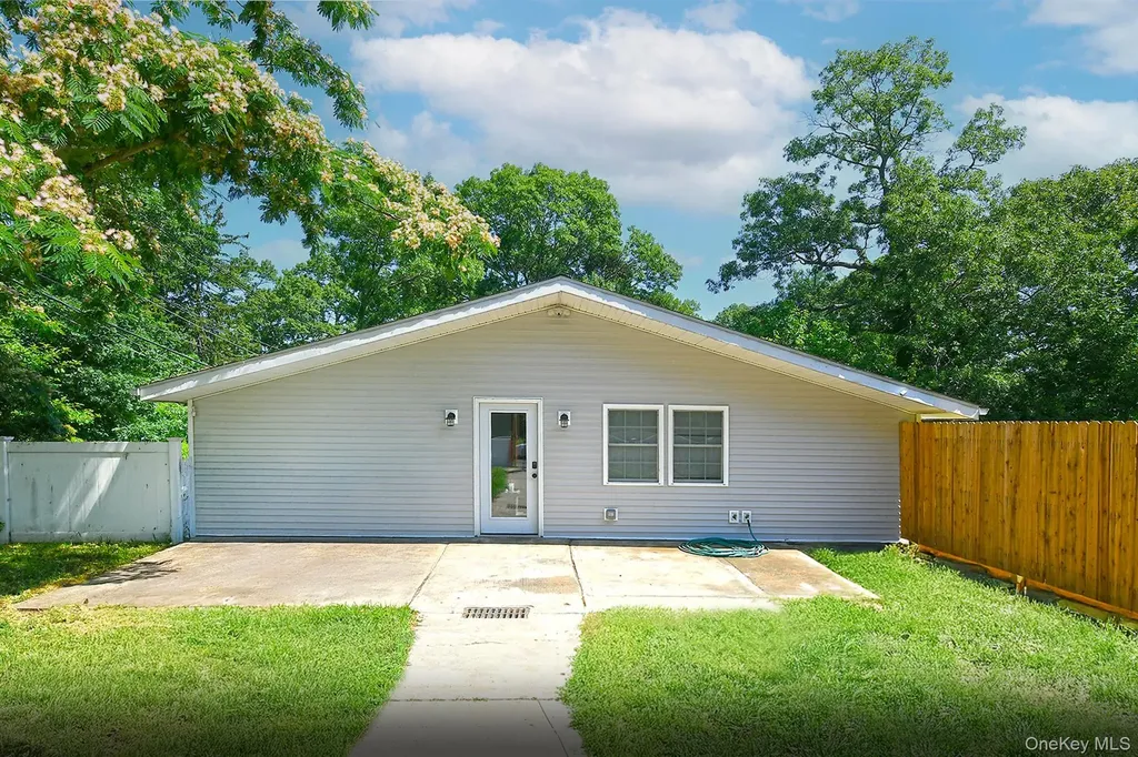 33 Robin Road Rocky Point NY 11778