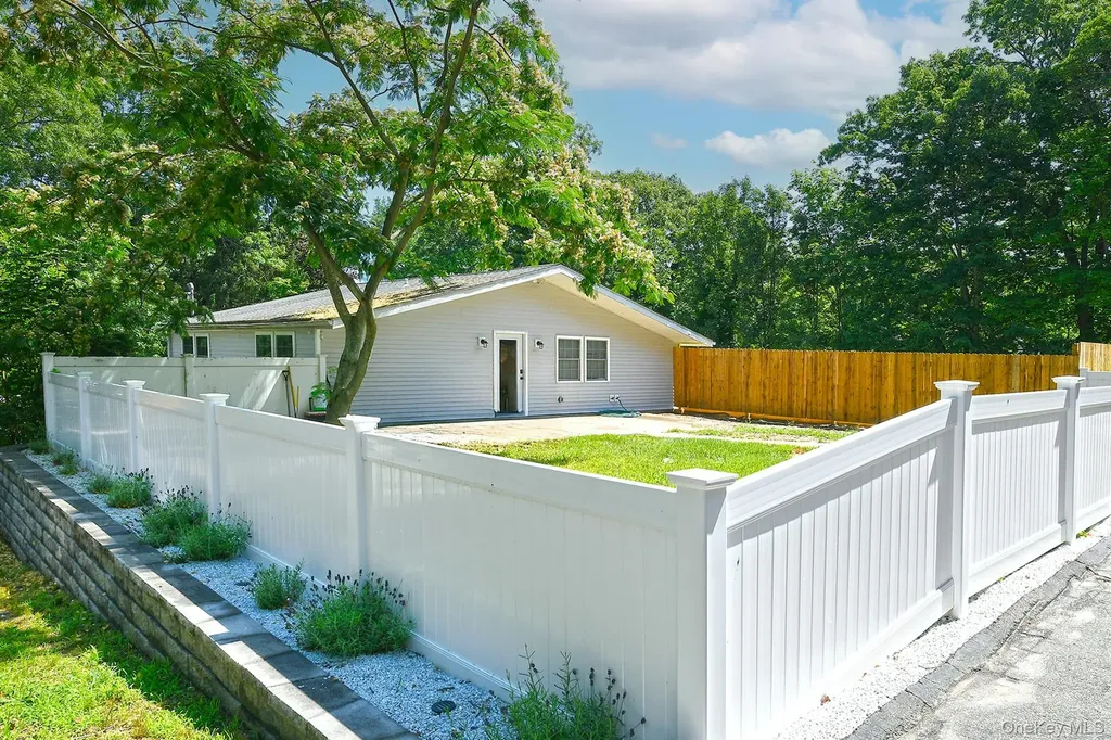 33 Robin Road Rocky Point NY 11778