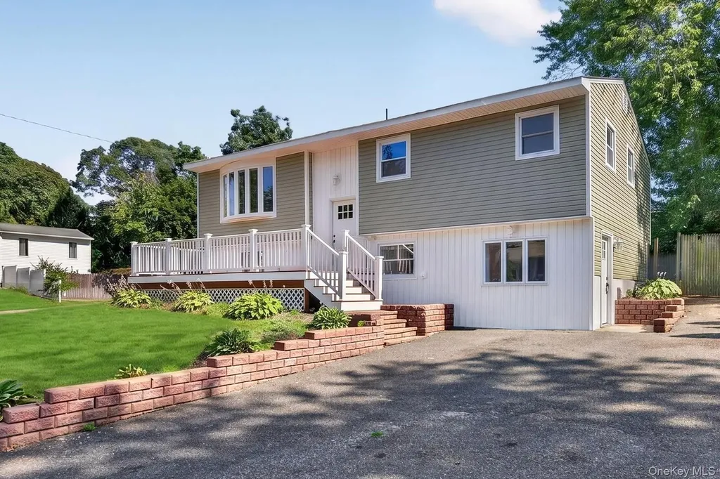 42 Crestwood Lane Farmingville NY 11738