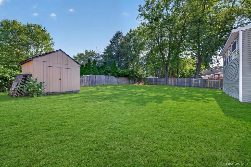 42 Crestwood Lane Farmingville NY 11738