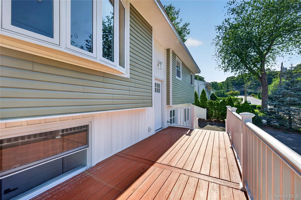 42 Crestwood Lane Farmingville NY 11738