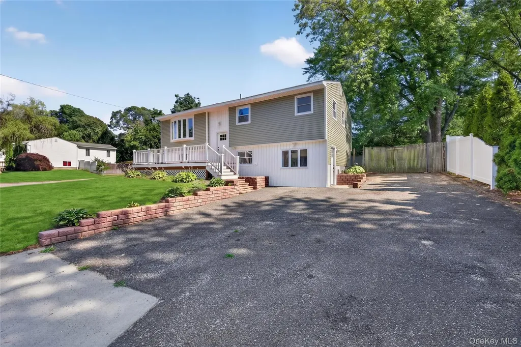 42 Crestwood Lane Farmingville NY 11738