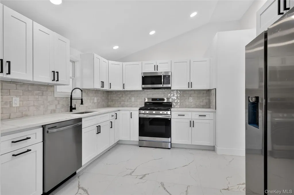 42 Crestwood Lane Farmingville NY 11738