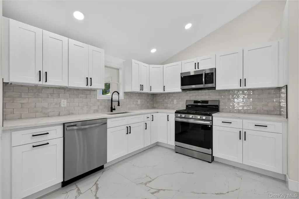 42 Crestwood Lane Farmingville NY 11738