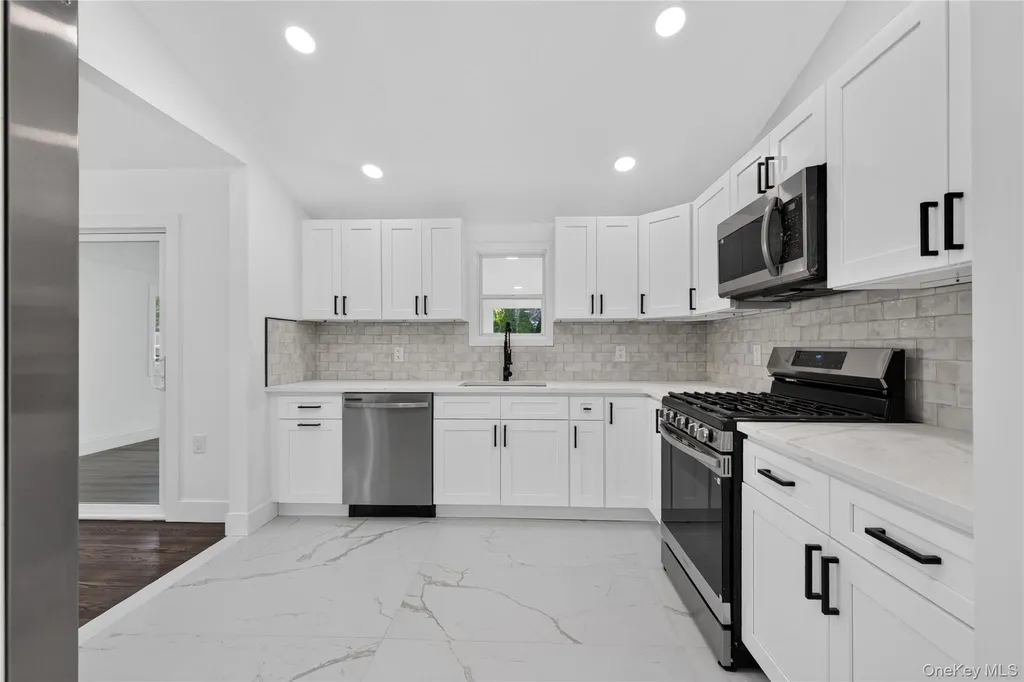 42 Crestwood Lane Farmingville NY 11738