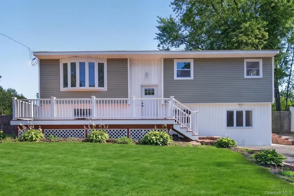 42 Crestwood Lane Farmingville NY 11738