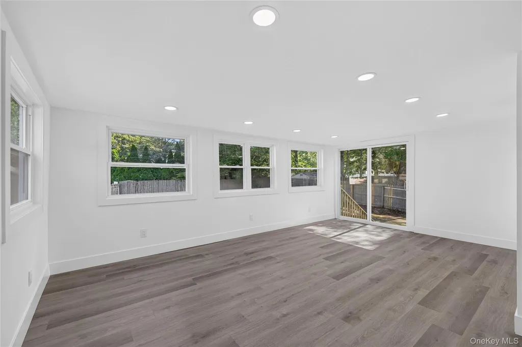 42 Crestwood Lane Farmingville NY 11738