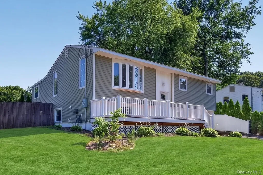 42 Crestwood Lane Farmingville NY 11738