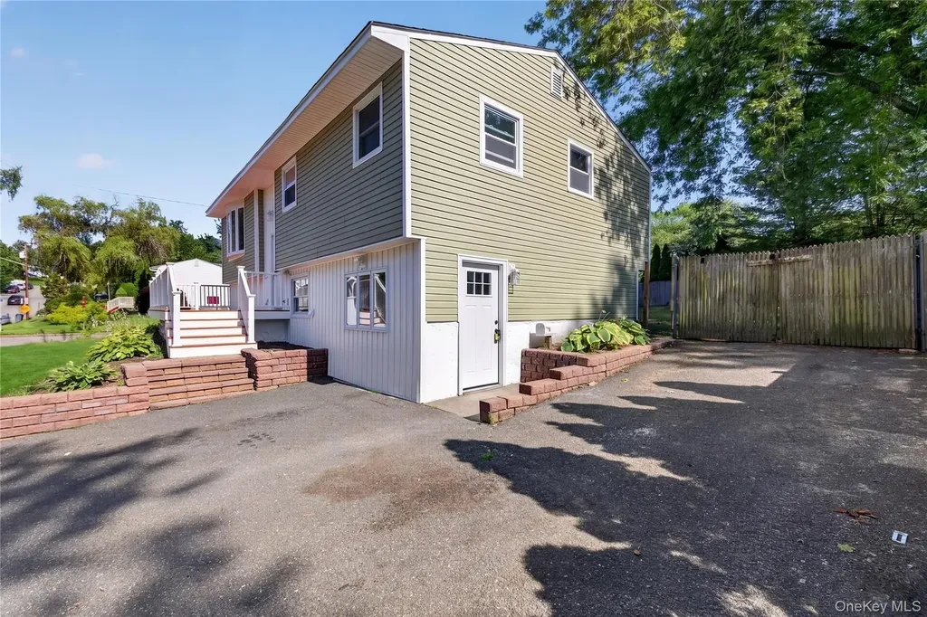 42 Crestwood Lane Farmingville NY 11738