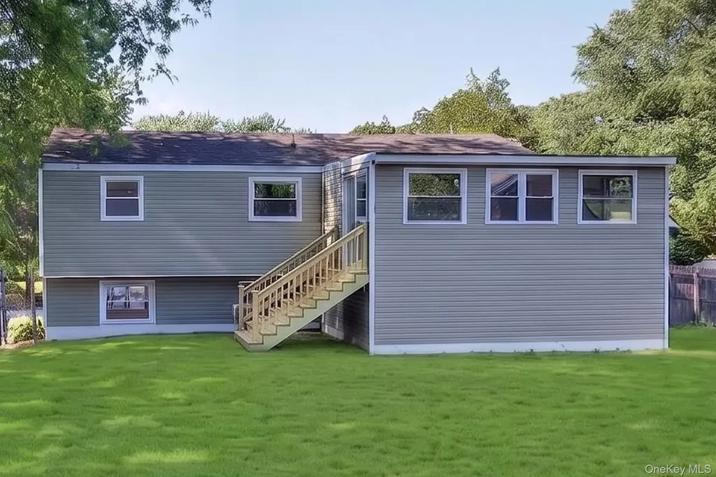 42 Crestwood Lane Farmingville NY 11738