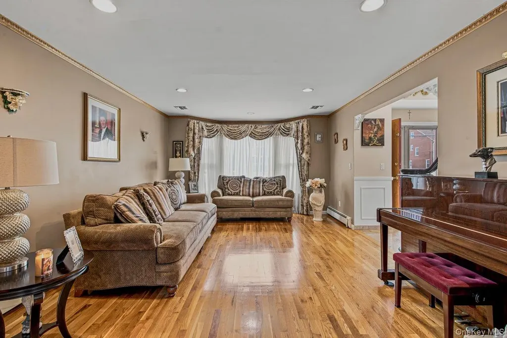91 Macgregor Avenue Roslyn Heights NY 11577