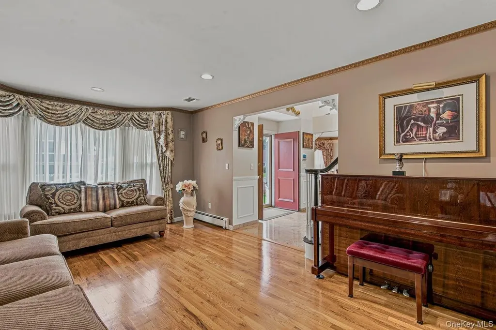 91 Macgregor Avenue Roslyn Heights NY 11577