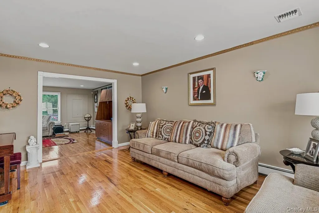 91 Macgregor Avenue Roslyn Heights NY 11577