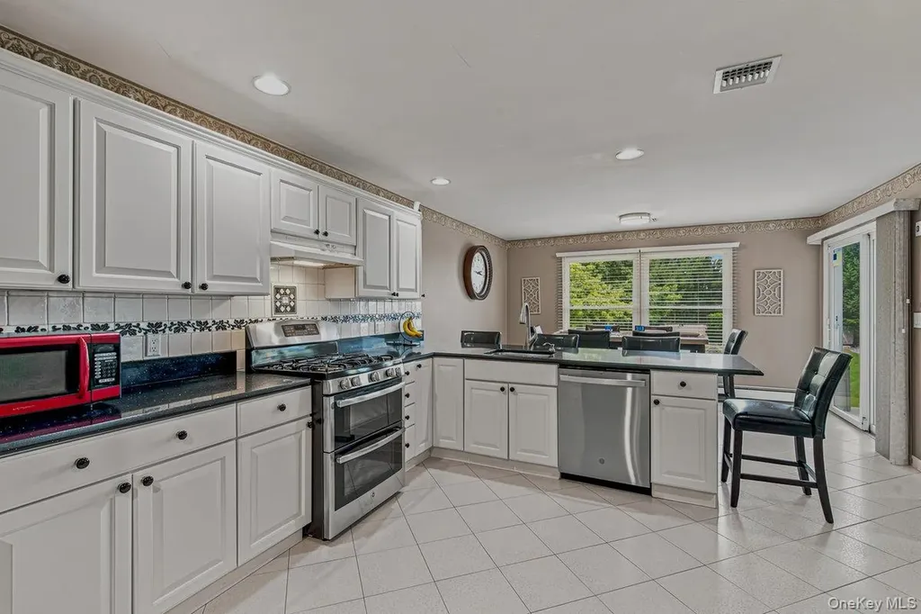 91 Macgregor Avenue Roslyn Heights NY 11577