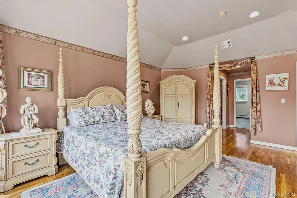 91 Macgregor Avenue Roslyn Heights NY 11577