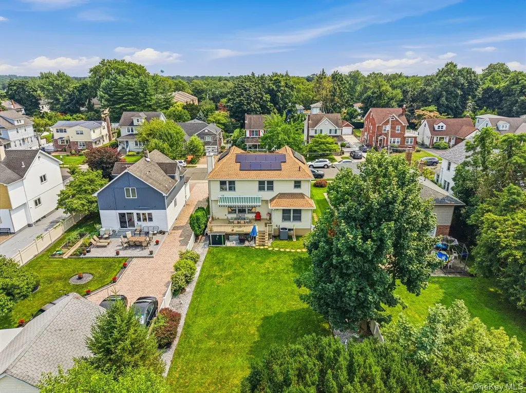 91 Macgregor Avenue Roslyn Heights NY 11577