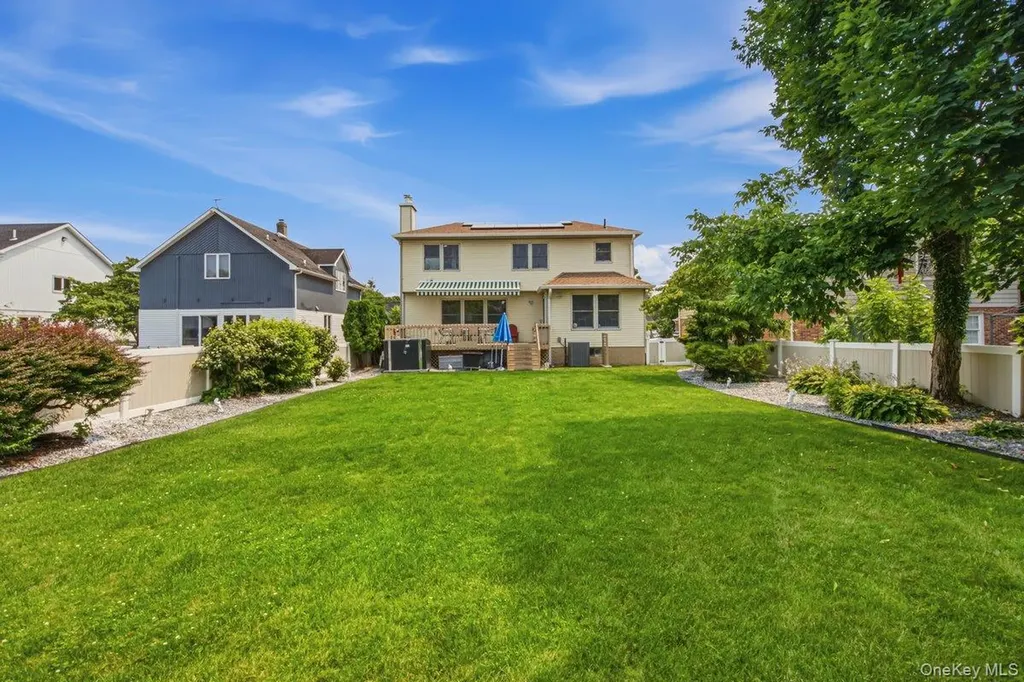 91 Macgregor Avenue Roslyn Heights NY 11577
