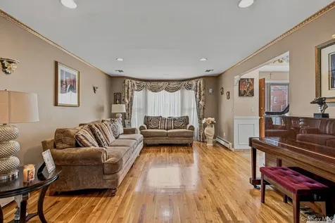 91 Macgregor Avenue Roslyn Heights NY 11577