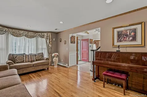 91 Macgregor Avenue Roslyn Heights NY 11577