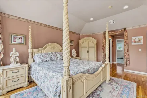 91 Macgregor Avenue Roslyn Heights NY 11577