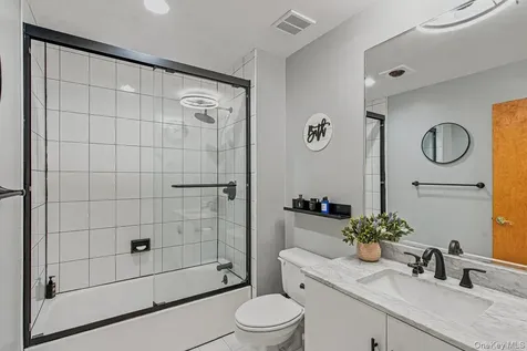 91 Macgregor Avenue Roslyn Heights NY 11577