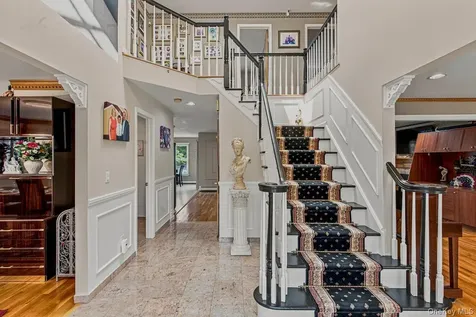91 Macgregor Avenue Roslyn Heights NY 11577