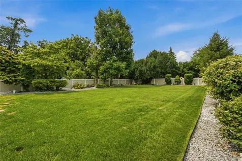91 Macgregor Avenue Roslyn Heights NY 11577