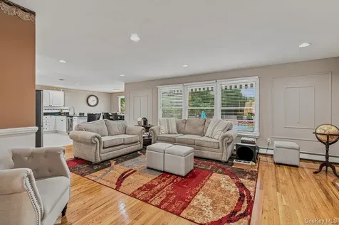 91 Macgregor Avenue Roslyn Heights NY 11577