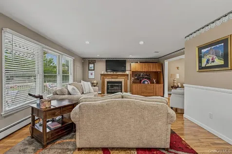 91 Macgregor Avenue Roslyn Heights NY 11577