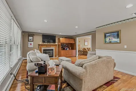 91 Macgregor Avenue Roslyn Heights NY 11577