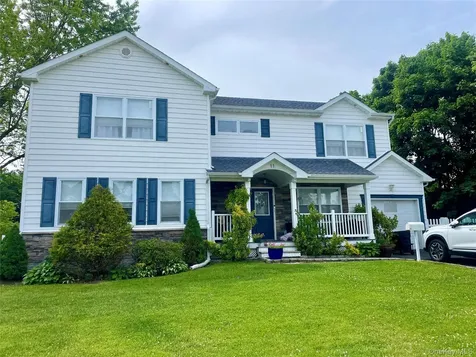 11 Charlotte Place Plainview NY 11803