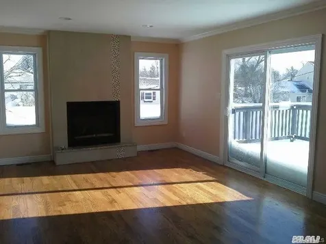 11 Charlotte Place Plainview NY 11803