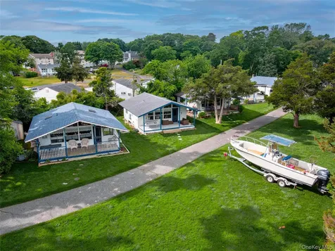 71 W Tiana Road Hampton Bays NY 11946
