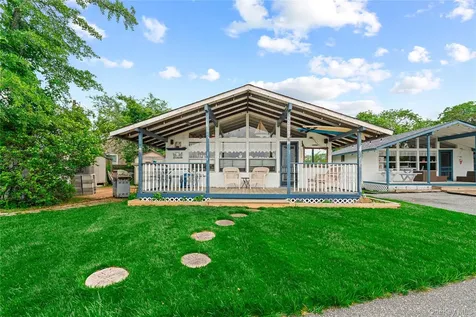 71 W Tiana Road Hampton Bays NY 11946