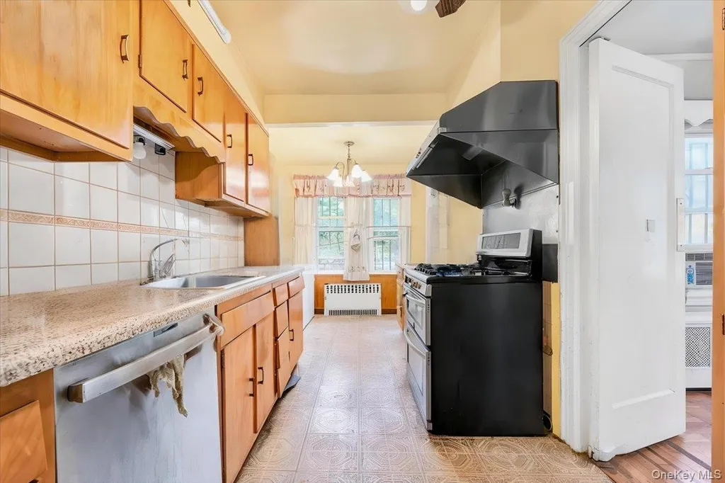 3236 Fish Avenue Bronx NY 10469
