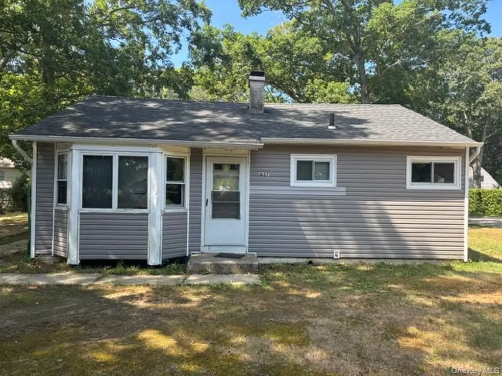 427 Doctors Path Riverhead NY 11901
